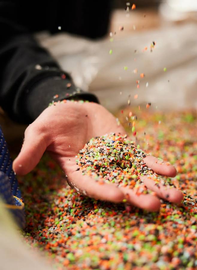 나이키의 업사이클링 프로그램인 ‘그라인드’는 버려지는 고무, 가죽, EVA 폼 등 소재를 수집해 사진처럼 잘게 갈아서 다시 운동화나 매장 내 가구 등에 원료로 사용한다.