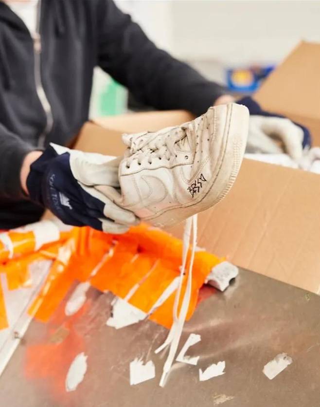 나이키는 고객이 더이상 쓰지 않는 제품을 매장에 반환할 수 있는 ‘재활용과 기부(RAD) 프로그램’을 운영중이다.