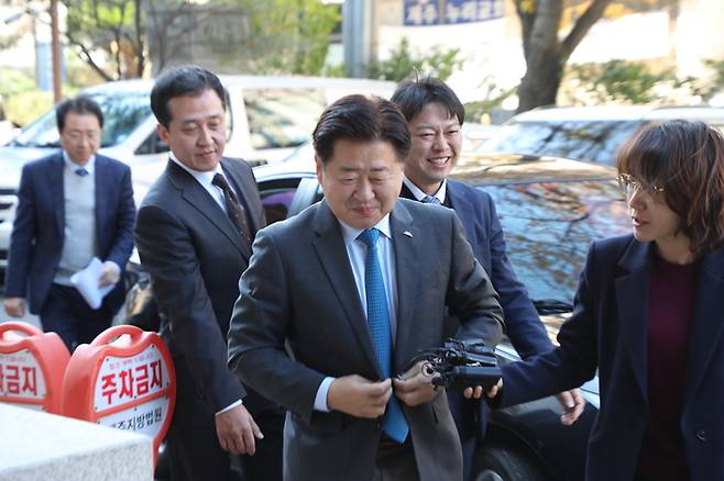 오영훈 제주도지사가 22일 재판을 받기 위해 제주지방법원에 들어가고 있다.[송은범 기자]