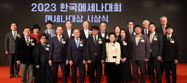 22일 서울 중구 소공동 웨스틴조선호텔에서 제24회 메세나대상 시상식이 열렸다. 앞줄 왼쪽부터 시계 반대 방향으로 박영국 구미오페라단장, 류병선 영도벨벳 대표이사, 울프 아우스프룽 한성자동차 대표, 이상학 KT&G 부사장, 이관주 스테들러코리아 대표, 양수화 글로리아오페라단장, 박지영 대덕휴비즈 대표이사, 김성철 넷마블문화재단 대표, 김용운 동아제약 상무, 박주영 메리 이사장, 윤영달 크라운해태홀딩스 회장, 김대진 한국예술종합학교 총장, 정병국 한국문화예술위원회 위원장, 이은복 문화체육관광부 예술정책관, 김희근 한국메세나협회장, 장대환 매경미디어그룹 회장, 김영호 일신방직 회장, 김종규 문화유산국민신탁 이사장, 송영숙 한미약품 회장, 이장한 종근당 회장.  이충우 기자