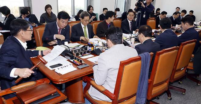 서삼석 국회 예산결산특별위원회 소위원장(왼쪽 첫째)이 21일 서울 여의도 국회에서 열린 예산심사소위원회에서 의사봉을 두드리고 있다.  김호영 기자