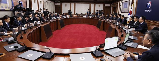 북한조선중앙통신이 북한이 군사정찰위성 ‘만리경-1호’ 발사에 성공했다고 보도한 22일 오전 한덕수 국무총리가 서울 종로구 정부서울청사에서 열린 임시국무회의에 참석해 발언하고 있다. [사진 = 연합뉴스]