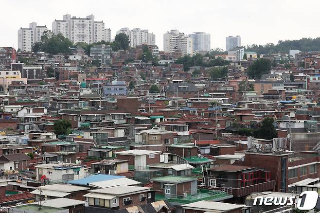 (서울=뉴스1) 조태형 기자 = 서울시가 제10차 건축위원회를 개최해 동작구 노량진동 278-2번지 일대 노량진1 재정비촉진구역 주택정비형 재개발사업 건축계획안을 통과시켰다. 사업은 2022년 사업시행계획인가, 2024년 관리처분계획인가, 2026년 착공 예정이며 2992가구의 대규모 단지가 들어선다.  사진은 11일 서울 동작구 노량진1 재정비촉진구역의 모습. 2021.6.11/뉴스1