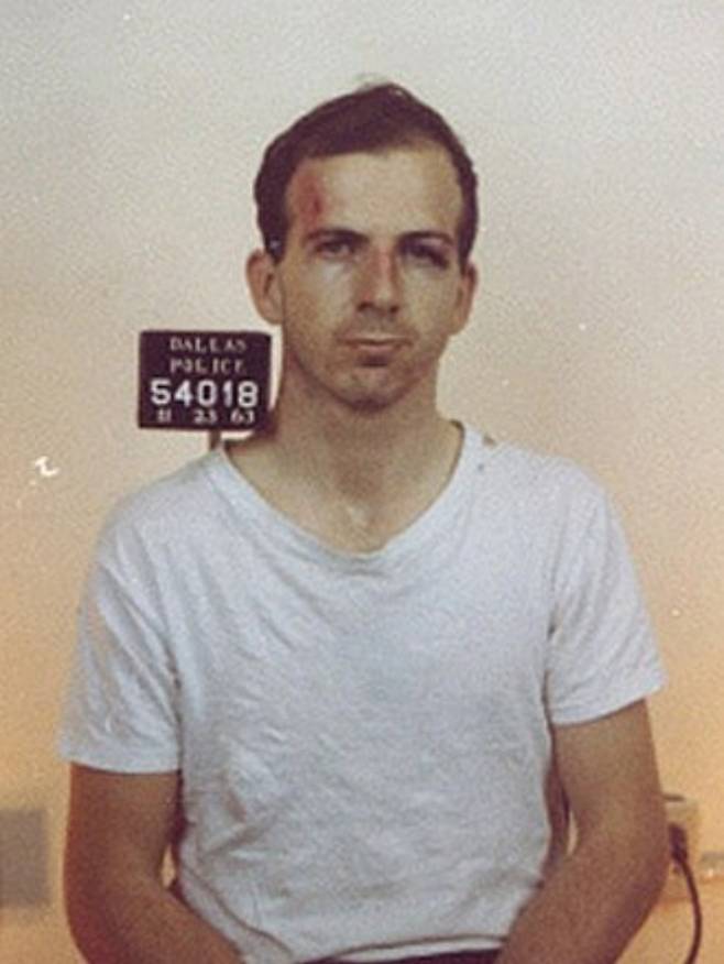 존 F. 케네디를 암살한 리 하비 오스월드(Lee Harvey Oswald) /사진=fineartamerica 홈페이지 캡처