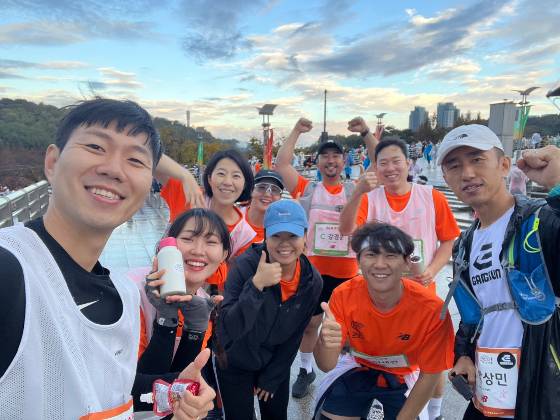 지구를 깨끗하게 닦겠다는 사람들. 황승용 와이퍼스 대표(왼쪽)와 멤버들./사진=와이퍼스 제공