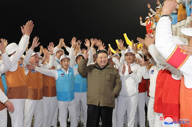 미국 정부가 북한의 군사정찰위성 3차 발사를 강력 규탄했다. 발사 성공 여부에 대해서는 신중한 입장을 보였다. 사진은 지난 21일 군사정찰위성 '만리경 1호'를 발사한 후 김정은 북한 노동당 총비서(가운데)의 모습. /사진=로이터