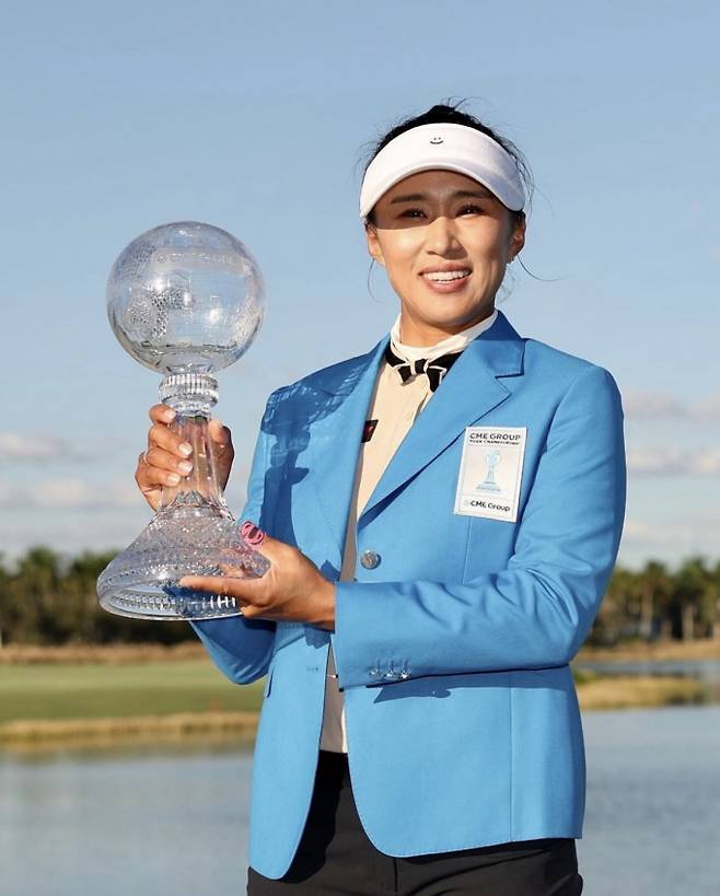 LPGA 투어 시즌 최종전 CME 그룹 투어 챔피언십 정상에 오른 양희영이 우승컵을 들고 기념 촬영을 하고 있다. /사진= CME 그룹 투어 챔피언십 인스타그램 캡처