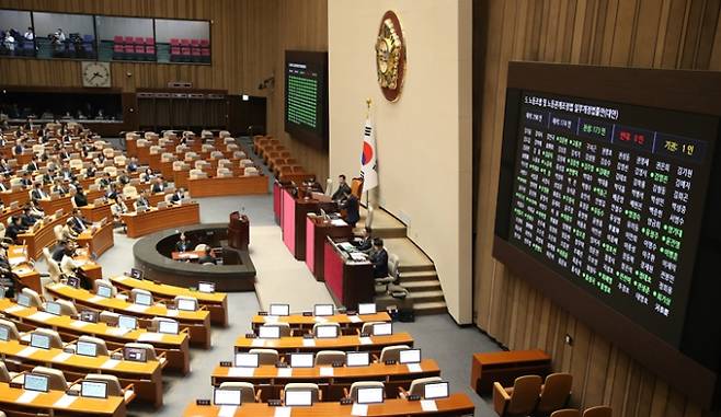 여야는 22일 예정됐던 23일 본회의를 열지 않기로 합의했다. 다만 오는 30일과 12월1일 열기로 한 본회의에 대해선 국민의힘이 "예산안 처리를 위한 일정"이라고 선을 그은 반면 더불어민주당은 "탄핵안과 쌍특검을 하지 않기 위한 꼼수"라고 반발했다. 지난 9일 오후 서울 여의도 국회에서 열린 제410회 국회(정기회) 제11차 본회의에서 노동조합 및 노동관계조정법 일부개정법률안(대안) 일명 노란봉투법이 재적 298, 재석 174인, 찬성 173인, 반대 0인, 기권 1인으로 가결되고 있다. /사진=뉴스1