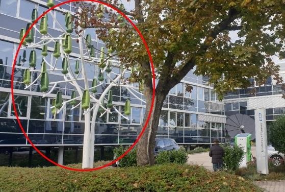 나무 모양 풍력발전기 '윈드트리'로 생산한 전기를 이용해 전기차 충전기를 사용하는 모습 [봄에너지 제공]