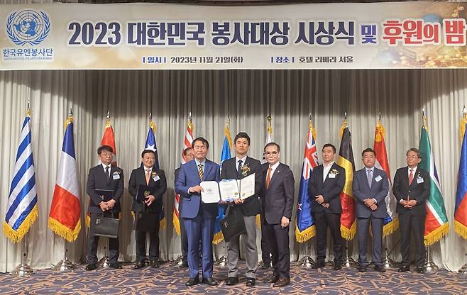 2023 대한민국 봉사대상 시상식(왼쪽부터 정형근 한국유엔봉사단 총재, 박춘배 강원랜드 대외업무팀장, 안헌식 한국유엔봉사단 이사장)