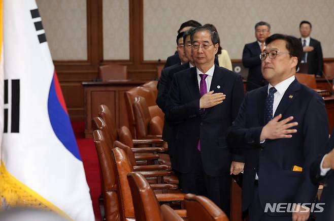 [서울=뉴시스] 배훈식 기자 = 한덕수 국무총리를 비롯한 국무위원들이 22일 오전 서울 종로구 정부서울청사에서 열린 북한 군사정찰위성 '만리경 1호' 발사 대응, 9.19 남북군사합의 일부 효력정지 안건을 다루는 임시 국무회의에 참석해 국민의례를 하고 있다. 2023.11.22. dahora83@newsis.com