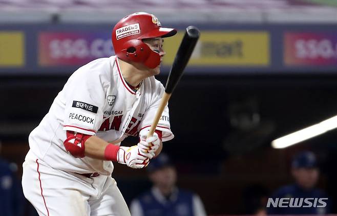 [인천=뉴시스] 조성우 기자 = 23일 오후 인천 SSG랜더스필드에서 열린 2023 KBO 포스트시즌 준플레이오프 NC다이노스와 SSG 랜더스의 2차전 경기, SSG 5회말 공격 2사 후 최주환이 이날 경기 첫 안타를 때리며 출루하고 있다. 2023.10.23. xconfind@newsis.com