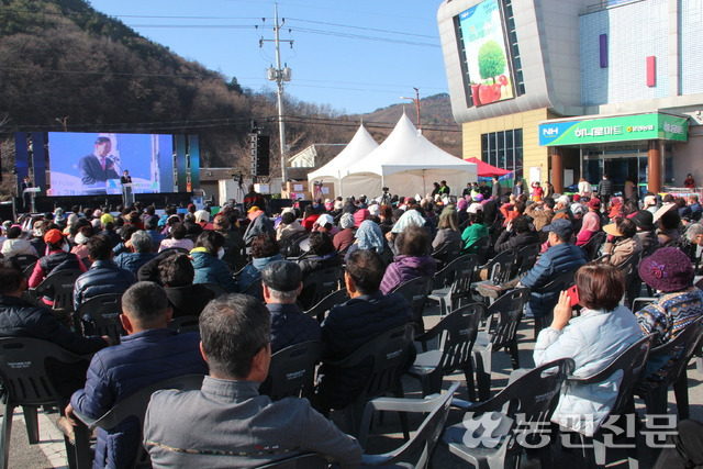 황준식 경북 문경농협 조합장이 22일 하나로마트 개장 10주년 기념행사에서 인사말을 하고 있다.