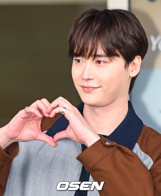 [OSEN=인천공항, 최재현 기자] 배우 이종석이 15일 오후 인천국제공항을 통해 ‘LEE JONG SUK Fanmeet in Manila’ 일정 참석 차 필리핀 마닐라로 출국했다.배우 이종석이 출국장으로 이동하고 있다. 2023.04.15 /hyun309@osen.co.kr