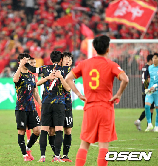 [OSEN=선전(중국), 이대선 기자] 한국이 손흥민(31, 토트넘)의 멀티 골로 중국을 완벽하게 제압했다.위르겐 클린스만 감독이 이끄는 대한민국 축구 국가대표팀은 21일 오후 9시 중국 선전의 선전 유니버시아드 스포츠센터에서 열린 2026 국제축구연맹(FIFA) 아시아지역 2차예선 조별리그 C조 2차전에서 중국과 맞대결을 펼쳐 3-0으로 완승했다. 이로써 한국은 승점 6점(2승)으로 C조 1위를 지켰다. 승점 추가에 실패한 중국은 3점(1승 1패)으로 3위에 자리했다.경기를 마치고 승리한 한국 손흥민-이재성-황인범을 비롯한 선수들이 인사를 나누고 있다. 2023.11.21 /sunday@osen.co.kr