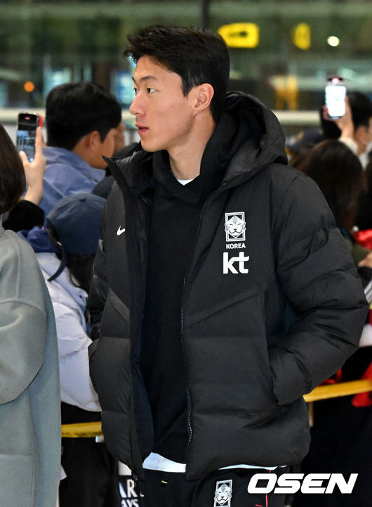 [OSEN=인천, 이대선 기자] 대한민국 축구 국가대표팀이 19일 오전 2026 FIFA 북중미 월드컵 아시아 지역 2차 예선 C조 조별리그 2차전 중국과의 경기를 치르기 위해 인천국제공항을 통해 출국하고 있다.황의조가 출국장으로 향하며 인사를 하고 있다. 2023.11.19  /sunday@osen.co.kr