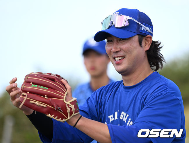 [OSEN=오키나와(일본), 이대선 기자] 28일 일본 오키나와 온나손 아카마 볼파크에서 삼성 라이온즈 스프링캠프가 진행됐다.삼성 우규민이 훈련 중 미소를 짓고 있다. 2023.02.28 /sunday@osen.co.kr