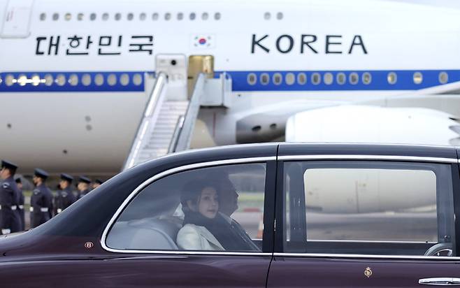 영국을 국빈 방문한 윤석열 대통령과 부인 김건희 여사가 20일(현지시간) 런던 스탠스테드 국제공항에 도착, 차량에 탑승해 이동하고 있다. 뉴시스