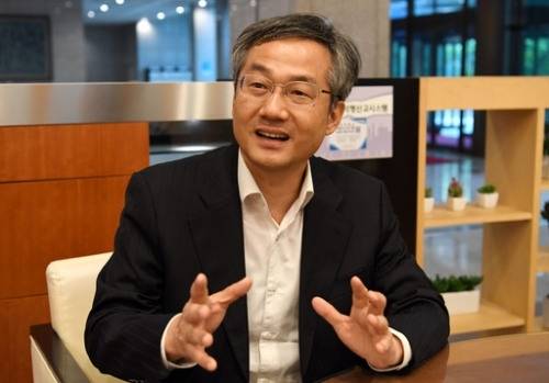 이종우 전&nbsp;IBK투자증권 리서치센터장이 지난 2018년 7월2일 서울 여의도 한국거래소 로비에서 29년간의 애널리스트 생활에 대해 이야기하고 있다.&nbsp;남정탁 기자