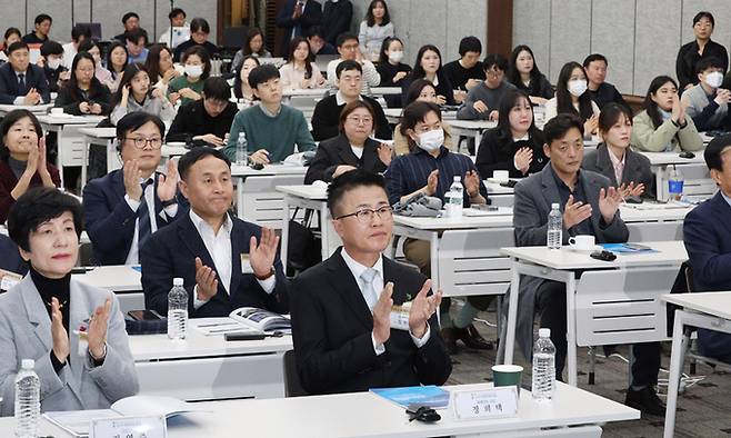 김영주 국회부의장(왼쪽), 정희택 세계일보 사장(왼쪽 두번째)을 비롯한 참석자들이 22일 서울 중구 은행회관에서 세계일보와 세계비즈앤스포츠월드 주최로 열린 2023 세계아세안포럼에서 박수를 치고 있다. 최상수 기자