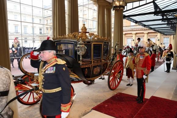 윤 대통령과 찰스 3세 국왕이 탑승한 마차 - 21일(현지시간) 영국 런던 버킹엄궁에 영국을 국빈 방문한 윤석열 대통령과 찰스 3세 영국 국왕이 탔던 마차가 도착해 있다. 2023.11.21. 연합뉴스