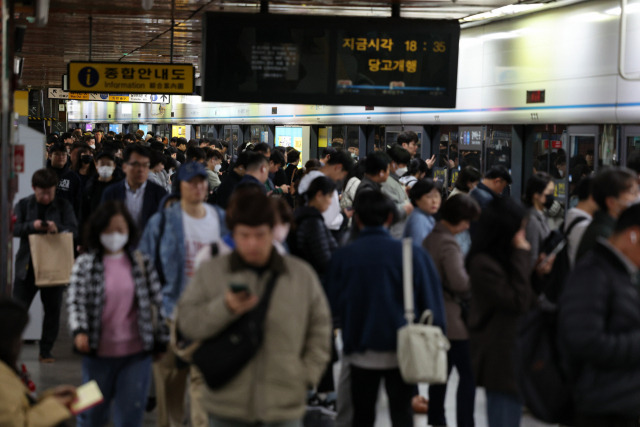 서울교통공사 노조가 파업에 돌입한 9일 오후 서울역에서 퇴근길에 오른 시민들이 열차를 기다리고 있다. 연합뉴스