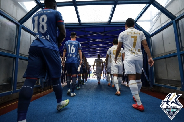 경기장에 들어서는 FC서울과 수원 삼성 선수들. /사진=한국프로축구연맹