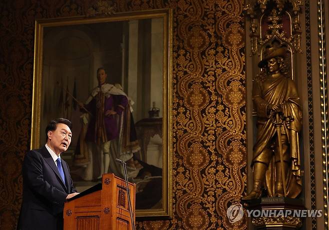 영국 의회에서 연설하는 윤석열 대통령 (런던=연합뉴스) 임헌정 기자 = 영국을 국빈 방문한 윤석열 대통령이 21일(현지시간) 런던의 국회의사당인 웨스트민스터 궁에서 연설하고 있다. 2023.11.22 kane@yna.co.kr