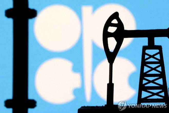 OPEC 로고와 원유 펌프잭 모형 [연합뉴스 자료사진]