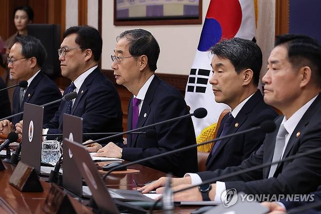 국무회의 주재하는 한덕수 총리 (서울=연합뉴스) 황광모 기자 = 북한조선중앙통신이 북한이 군사정찰위성 '만리경-1호' 발사에 성공했다고 보도한 22일 오전 한덕수 국무총리가 서울 종로구 정부서울청사에서 열린 임시국무회의를 주재하고 있다.
       이날 열린 임시국무회의에서는 지난 2018년 3차 남북정상회담에서 남북 간 서명 합의된 9.19 남북군사합의 일부 효력정지 안건을 처리할 예정이다. 2023.11.22 hkmpooh@yna.co.kr