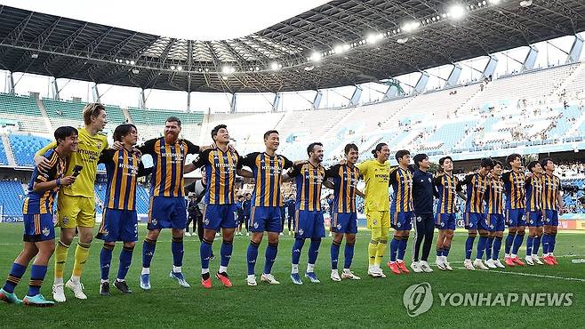 울산 현대, 우승 환호 (울산=연합뉴스) 김용태 기자 = 29일 울산 문수축구경기장에서 열린 프로축구 하나원큐 K리그1 울산 현대와 대구FC의 경기가 끝난 후 리그 우승을 확정한 울산 선수들이 서포터스석 앞에서 환호하고 있다. 2023.10.29 yongtae@yna.co.kr