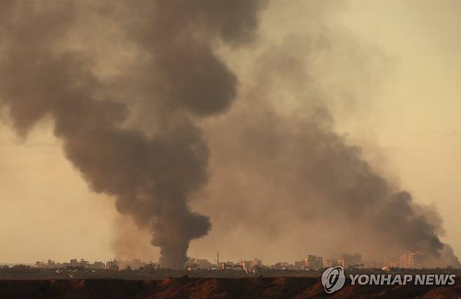 가자시티 외곽에서 피어오르는 연기 [EPA=연합뉴스]