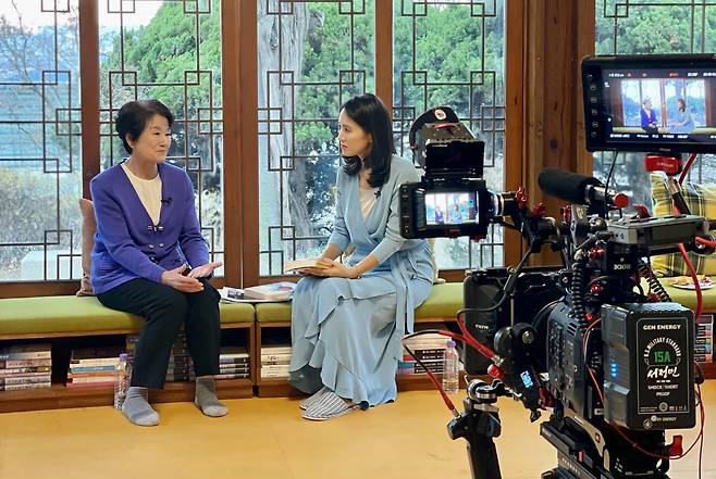 데이지 양 작가 인터뷰하는 이진영 감독  2021년 12월, 인천 '시민의 집' 촬영 현장의 데이지 양 작가(좌측)와 이진영 감독. 영화 '무지개나라의 유산' 마지막 편인 이 인터뷰는 1902년 우리나라 공식 이민의 출발지인 인천에서 진행됐다. [이진영 제공]