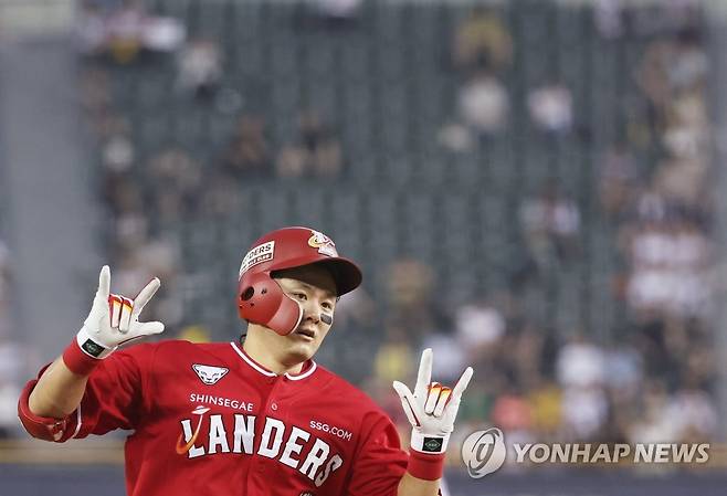 최주환 투런홈런 (서울=연합뉴스) 신준희 기자 = 21일 잠실야구장에서 열린 프로야구 LG와 SSG의 경기.
    5회초 2사 2루 상황에서 SSG 최주환이 투런홈런을 치고 홈을 향해 달리고 있다. 2023.7.21 hama@yna.co.kr