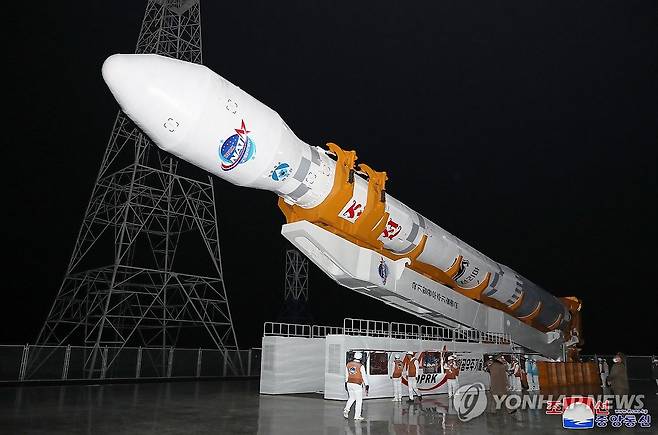 북한 "정찰위성 성공적 발사…궤도에 정확히 진입" (평양 조선중앙통신=연합뉴스) 북한은 22일 전날 밤 발사한 군사정찰위성 1호기 '만리경-1호'의 발사가 성공적으로 이뤄졌다고 밝혔다.  조선중앙통신은 이날 "국가항공우주기술총국은 2023년 11월 21일 22시 42분 28초에 평안북도 철산군 서해위성발사장에서 정찰위성 '만리경-1호'를 신형위성운반로켓 '천리마-1형'에 탑재해 성공적으로 발사했다"고 보도했다.2023.11.22 
    [국내에서만 사용가능. 재배포 금지. For Use Only in the Republic of Korea. No Redistribution] nkphoto@yna.co.kr