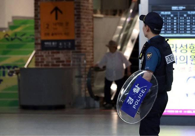 지난 8월 5일 서현역에서 경찰관이 경계근무를 서고 있다. (사진=뉴스1)