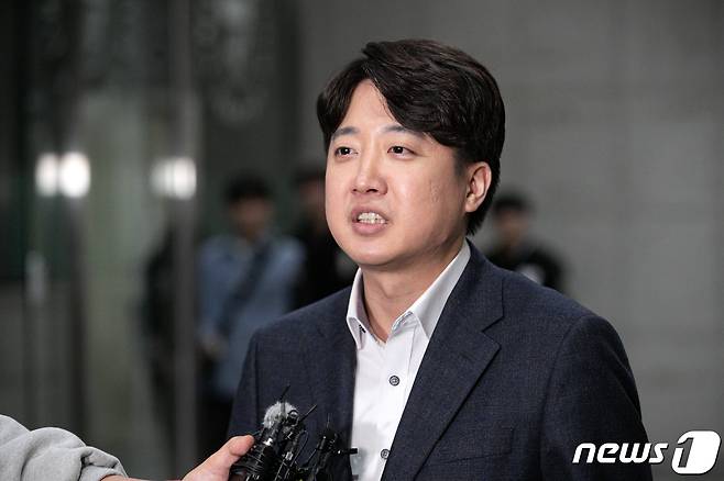 이준석 전 국민의힘 대표가 22일 오후 서울 성북구 고려대학교 4.18 기념관에서 열린 초청 토론회에 참석하기 전 취재진의 질문에 답하고 있다. 2023.11.22/뉴스1 ⓒ News1 이승배 기자
