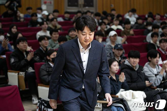 이준석 전 국민의힘 대표가 22일 오후 서울 성북구 고려대학교 4.18 기념관에서 열린 초청 토론회에 참석하고 있다. 2023.11.22/뉴스1 ⓒ News1 이승배 기자