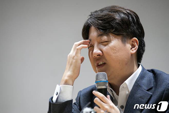 이준석 전 국민의힘 대표가 22일 오후 서울 성북구 고려대학교 4.18 기념관에서 열린 초청 토론회에 참석해 발언하며 눈 부위를 만지고 있다. 2023.11.22/뉴스1 ⓒ News1 이승배 기자