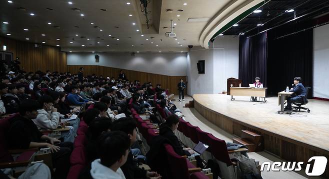 이준석 전 국민의힘 대표가 22일 오후 서울 성북구 고려대학교 4.18 기념관에서 열린 초청 토론회에 참석해 발언하고 있다. 2023.11.22/뉴스1 ⓒ News1 이승배 기자