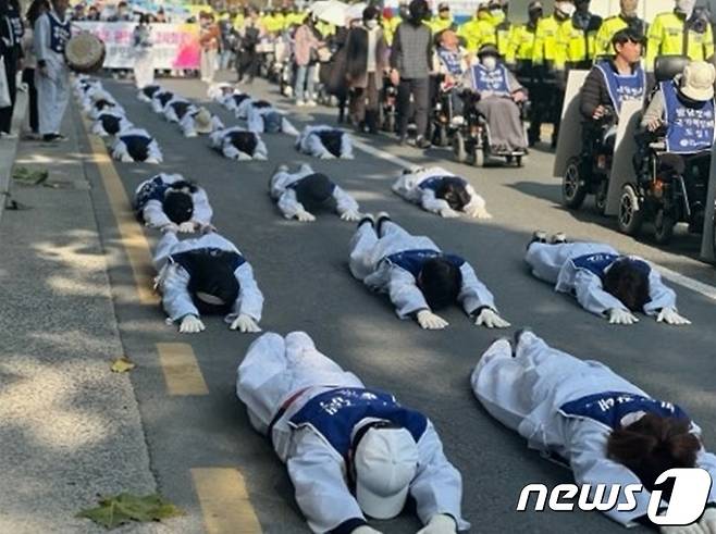 함께하는장애인부모회와 전국장애인부모연대 대구지부, 대구장애인차별철폐연대 회원들이 23일 대구 도심에서 발달장애인 자립생활권 보장 등을 요구하며 오체투지를 하고 있다. (함께하는장애인부모회 제공) 2023.11.23/뉴스1