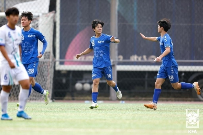 중앙대 허동민이 2023 대학축구 왕중왕전 결승에서 골을 넣은 뒤 기뻐하고 있다 (대한축구협회 제공)