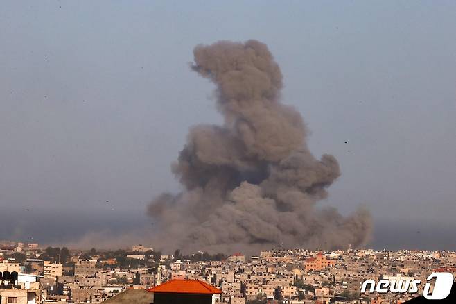 가자지구 남부에 23일(현지시간) 공습으로 인해 연기가 피어오르고 있다. ⓒ AFP=뉴스1 ⓒ News1 이유진 기자