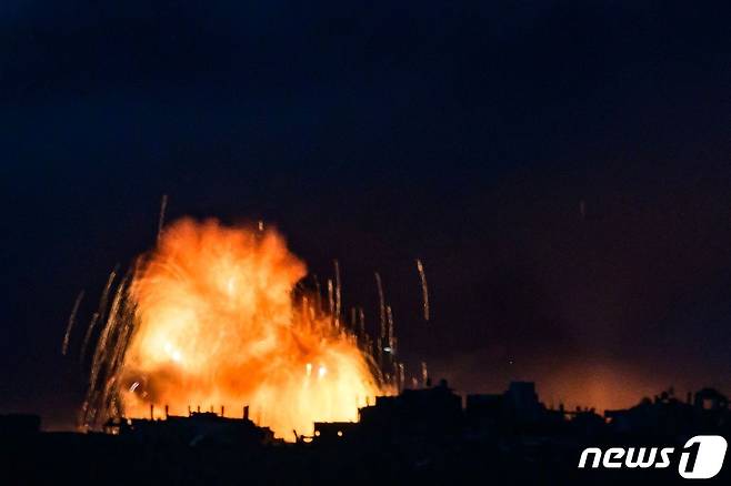 22일(현지시간) 밤새 공습이 가해진 가자지구에 불길이 치솟고 있다. ⓒ AFP=뉴스1 ⓒ News1 이유진 기자