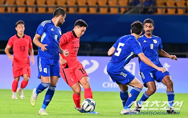 19일 오후 중국 진화스타디움에서 항저우아시아게임 남자축구 조별 예선 1차전 대한민국과 쿠웨이트의 경기. 돌파를 시도하고 있는 조영욱. 진화(중국)=송정헌 기자songs@sportschosun.com/2023.09.19/