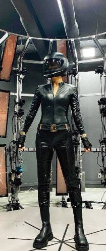 화려한 보석과 바이크 슈트로 화제가 되고 있는 ‘힘쎈여자 강남순’ 속 김정은의 스타일링.