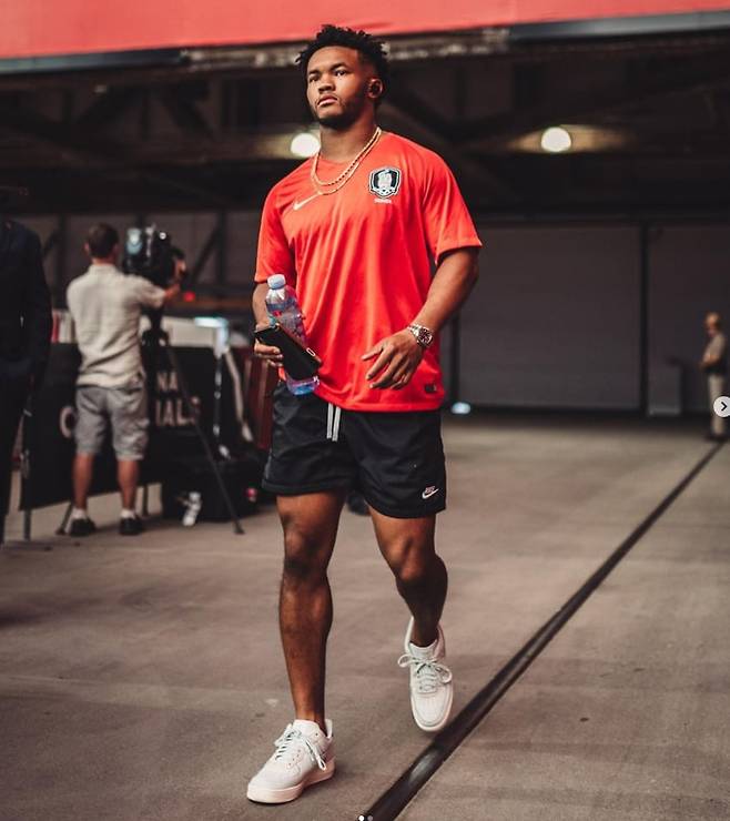 한국 축구 국가대표팀 유니폼을 입고 경기장에 나타난 머리. / 인스타그램