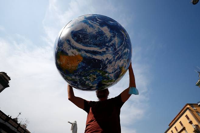 이탈리아 나폴리에서 한 시위 참가자가 지구본 풍선을 들고 기후변화 대응을 촉구하고 있다./연합뉴스