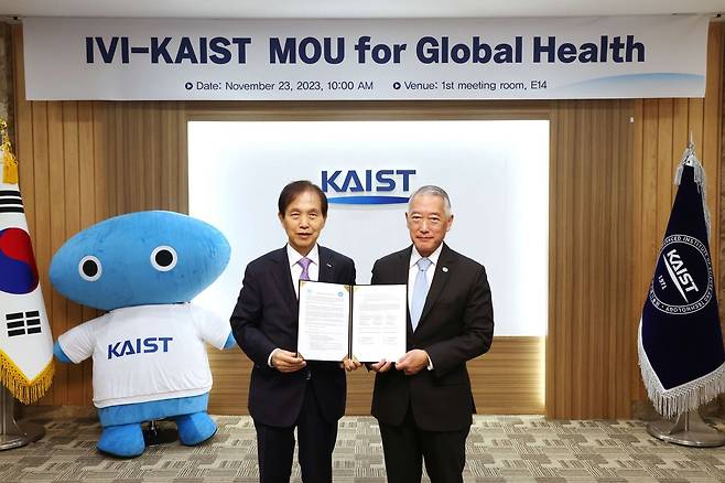 이광형(왼쪽) KAIST 총장과 제롬 김 국제백신연구소 사무총장이 업무협약을 체결한 후 기념촬영을 하고 있다./KAIST