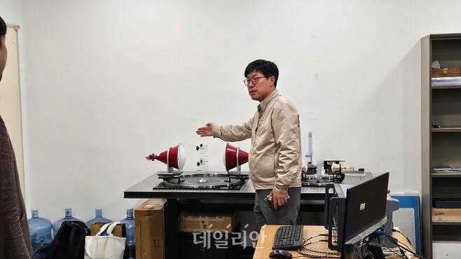 파동에너지극한제어연구단 관계자가 메타물질 개발 과정을 설명하고 있다. ⓒ데일리안 장정욱 기자